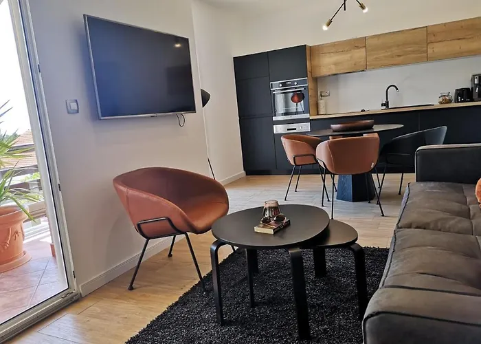 アントアナ * フヴァル